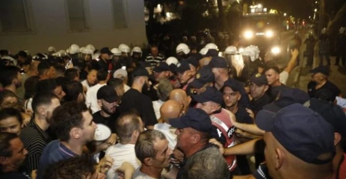 ЕСКАЛАЦИЈА НА ПРОТЕСТИТЕ ВО ТИРАНА: Рама го напушти кабинетот под силно обезбедување, судир на демонтрантите и полицијата