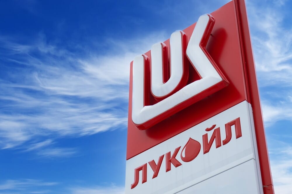 Американската влада и милијардерите од Заливот ја поддржуваат понудата на Тод Боели за имотот на Лукоил