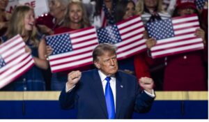(ВИДЕО) Трамп нуди „дивиденда“ од 5.000 долари ако републиканците го задржат Конгресот