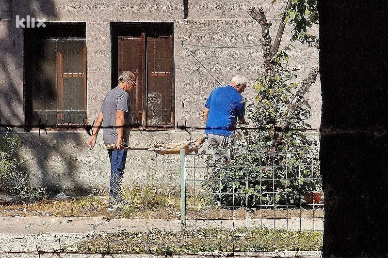 Полицијата изрече казна, вработени во Националниот музеј во Сараево печеле прасе на ражен