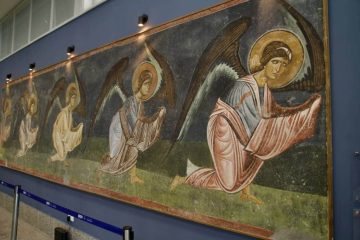 (ФОТО) Аеродромот во Охрид го красат реплики на мозаиците и фреските од Плаошник и Света Софија