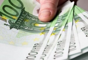 МВР: Приведен возач во Владата, фатен со обележани пари