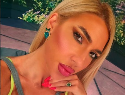Јована направи хаос во студиото: Позираше во фустан со длабоко деколте, силиконите во прв план