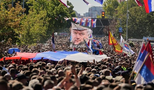 ШЕФОВИТЕ НА ЕУ ЈА ОСУДИЈА СРБИЈА ЗА ПОГРЕБОТ НА ВОЕНИОТ ЗЛОСТОРНИК МЛАДИЌ, НА КОЈ ПРИСУСТВУВАА И МИНИСТРИ