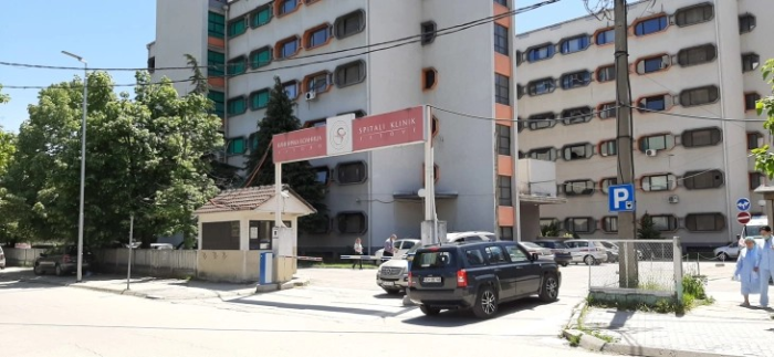 ДРАМА ВО КЛИНИЧКАТА БОЛНИЦА ВО ТЕТОВО: Барале да плати за медицинска услуга, па искршил шалтер и нападнал полицаец