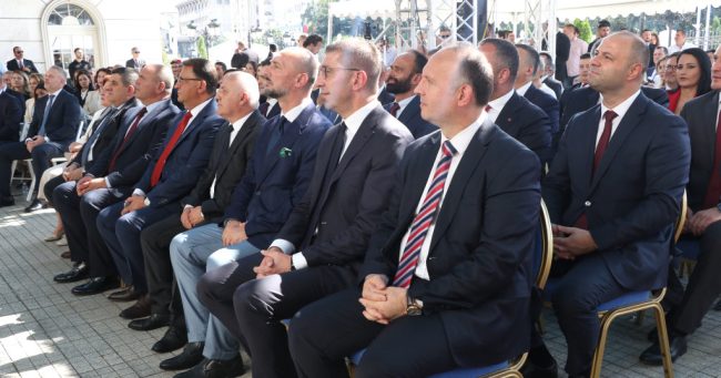 МИЦКОСКИ НА 35 ГОДИНИ НЕЗАВИСНА МАКЕДОНИЈА ПОБАРА ДА НЕ СЕ ДЕЛИМЕ, ПА СЕ ЗАКАНИ ДЕКА ЌЕ РАСЧИСТУВА СО „ТАЛОГОТ“ И СЕДНА ДО ДРЖАВНИОТ ОБВИНИТЕЛ НЕНАД САВЕСКИ