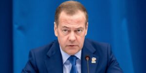 Медведев: Европа измислува руска закана за да го оправда финансирањето на Украина