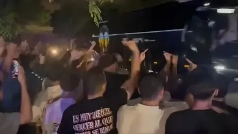 Полиција мораше да ги чува Димитриевски и компанија од лутите навивачи на Валенсија (ВИДЕО)