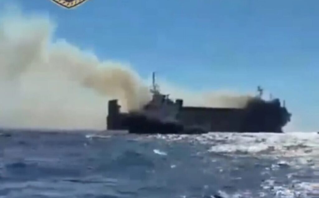 Пожар на траект со возила во близина на Миконос, евакуирани 29 лица