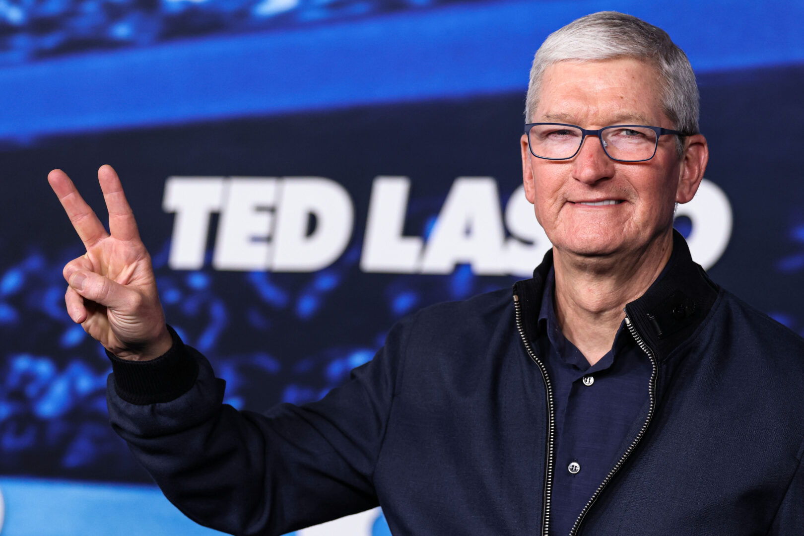 Тим Кук го напушти Apple: Пристигнуваат нов шеф и прв преклопен iPhone