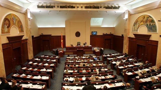 Мајките ќе добиваат назад пари од данокот, а јавните набавки ќе се менуваат: Две нови реформи пред Собранието