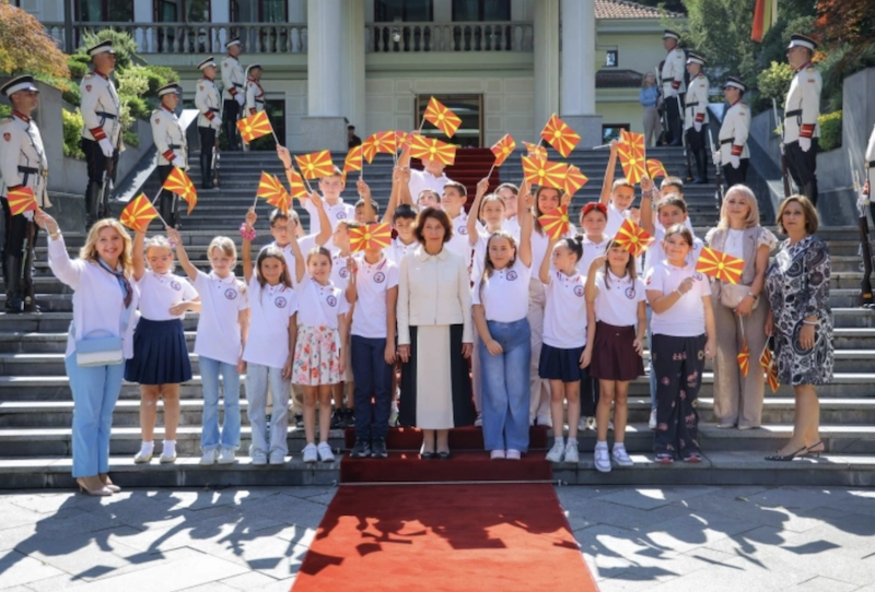 Талентирани ученици на прием кај претседателката Сиљановска-Давкова по повод Денот на независноста