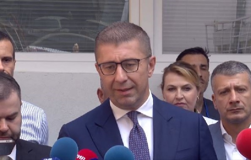 Мицкоски: Граѓаните ги плаќаат сметките додека поранешните функционери се возат на скапи јахти