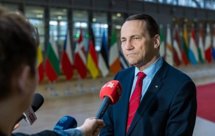 СИКОРСКИ ШПЕКУЛИРА: Русија можеби спрема голема операција годинава со напад под лажно знаме за да оправда нова мобилизација