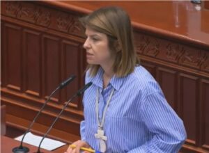 Лукаревска до министерката Јаневска: Од каде знаете дали комуницирам со директорката на ОУ „Киро Глигоров“?