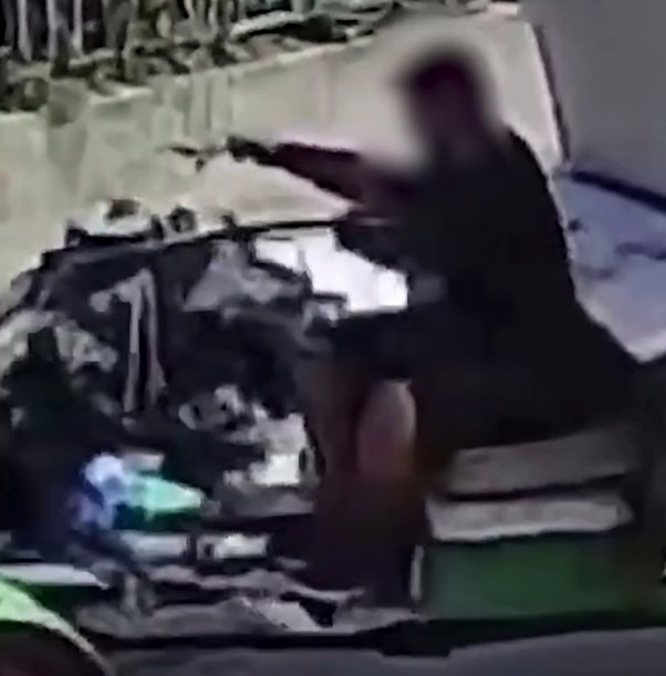 ВИДЕО: Фрлал отпад на улица во Шуто Оризари, 22-годишник санкциониран од полицијата