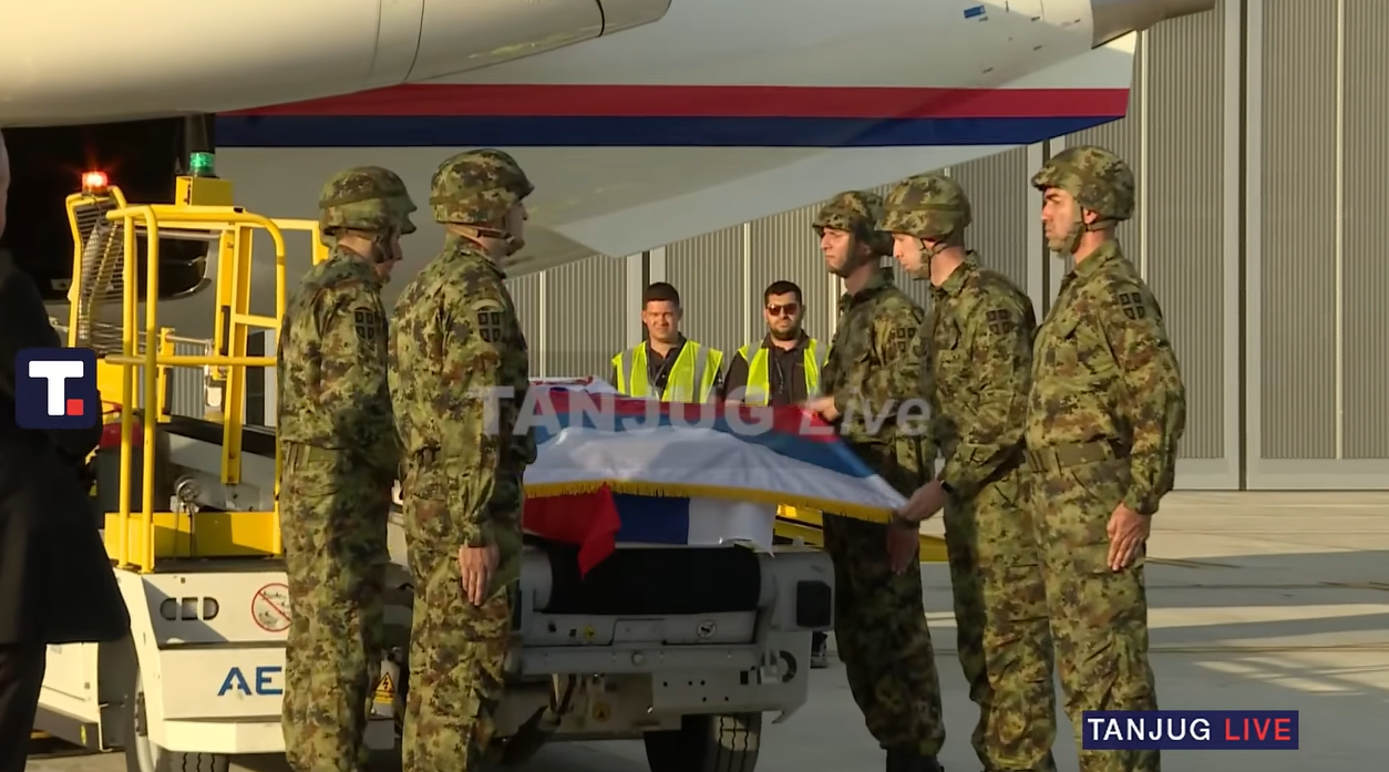 (ВИДЕО) Телото на Ратко Младиќ во Белград го пречекаа со воени почести