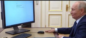 ВИДЕО: Путин гласаше онлајн на руските избори, снимката стана хит