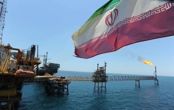НАФТАТА ПОСКАПЕ НА БЕРЗИТЕ: Цената надмина 107 долари за барел по минатонеделниот раст преку прагот од 100 долари