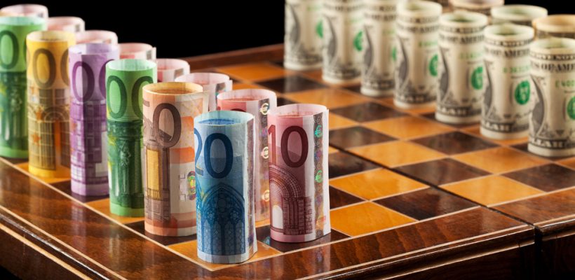 Доларот нагло зајакна, еврото падна на најниско ниво од јули – што се случува со светските валути?