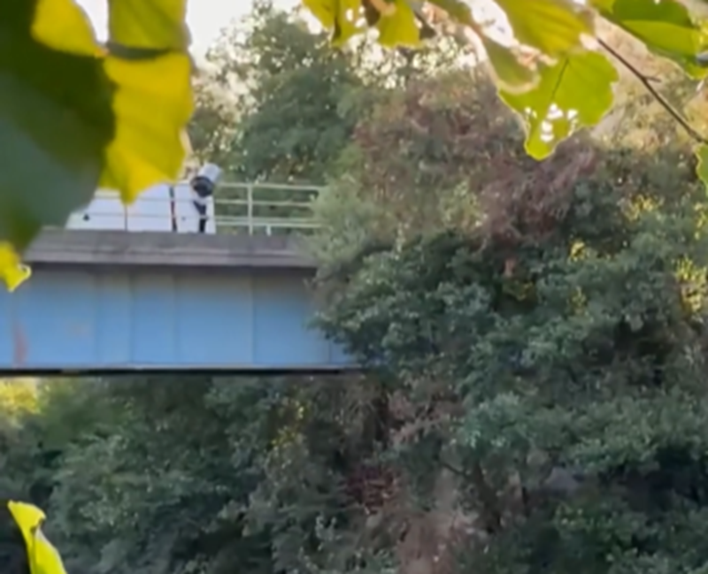 (ВИДЕО) Маж снимен како фрла вреќи со отпад во реката Радика – една од најчистите и најубавите во Македонија