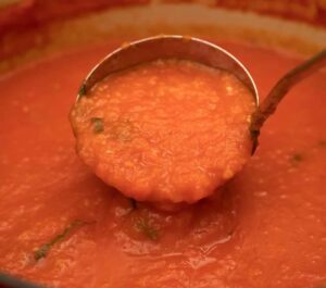 Необична, но вкусна зимница: Слатко-киселкаст сос од домати и сливи