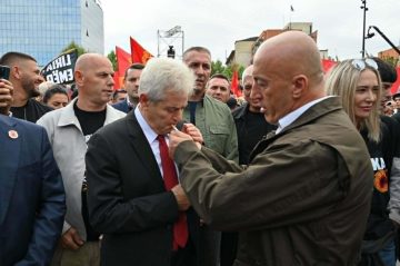 „ АЛБАНСКИОТ НАРОД ГИ ПРОГЛАСУВА ЗА НЕВИНИ“: Ахмети маршираше во Приштина за Тачи, Весели, Красниќи и Селими