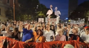 Во Тирана одржан 100-тиот протест против изградба на луксузно одморалиште во Зврнец и Сазан