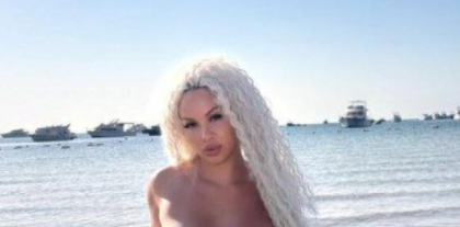 Познатата раперка го облече бикинито наопаку и ги стави силиконската предница на изволте