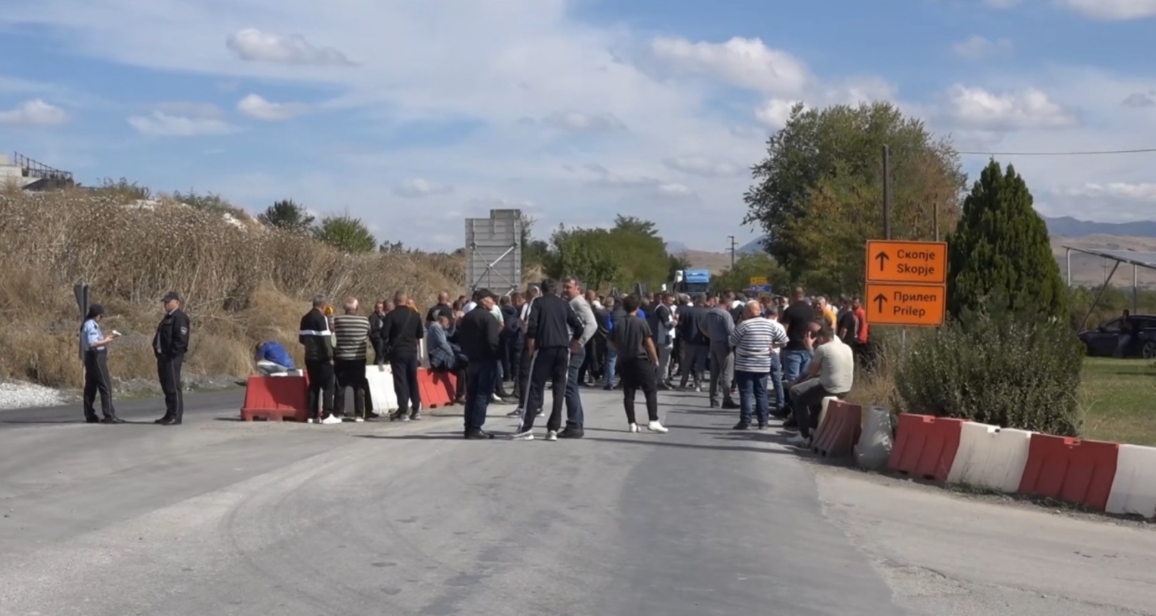Земјоделците го блокираа патот Прилеп-Битола, бараат итни мерки и помош од државата во сите гранки