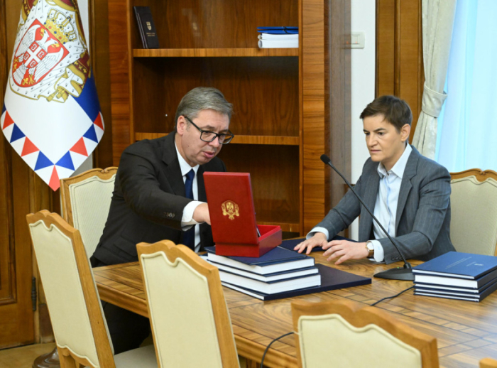 Вучиќ ѝ ја предаде должноста претседател на Ана Брнабиќ, таа рече „нема друг како него“
