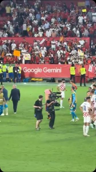 Сјаен гест на Педри со дете навивач на Шпанија