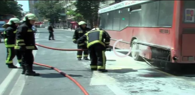 ВОЗАЧ СПРЕЧИ ДА СЕ ПРОШИРИ ПОЖАР НА ВОДНО – ВОЗЕЛ ЗАПАЛЕН АВТОБУС ДО БЕЗБЕДНО МЕСТО