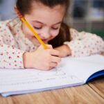 Првите чекори кон знаењето: Комплетна поддршка за раниот детски развој со Биби и Боби