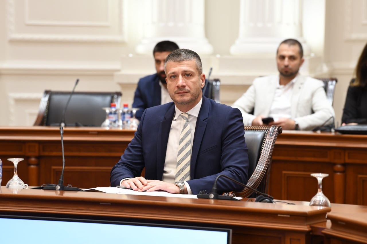 Перински не може да исплати породилно отсуство навреме, ама ќе им праќал контроли на болните – ДПМНЕ го претвора Фондот во полиција за сиромашни, оценува Левица