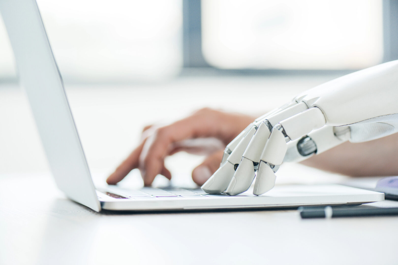 Microsoft го критикува Anthropic: Обуката на AI може да го отежне нејзиното исклучување