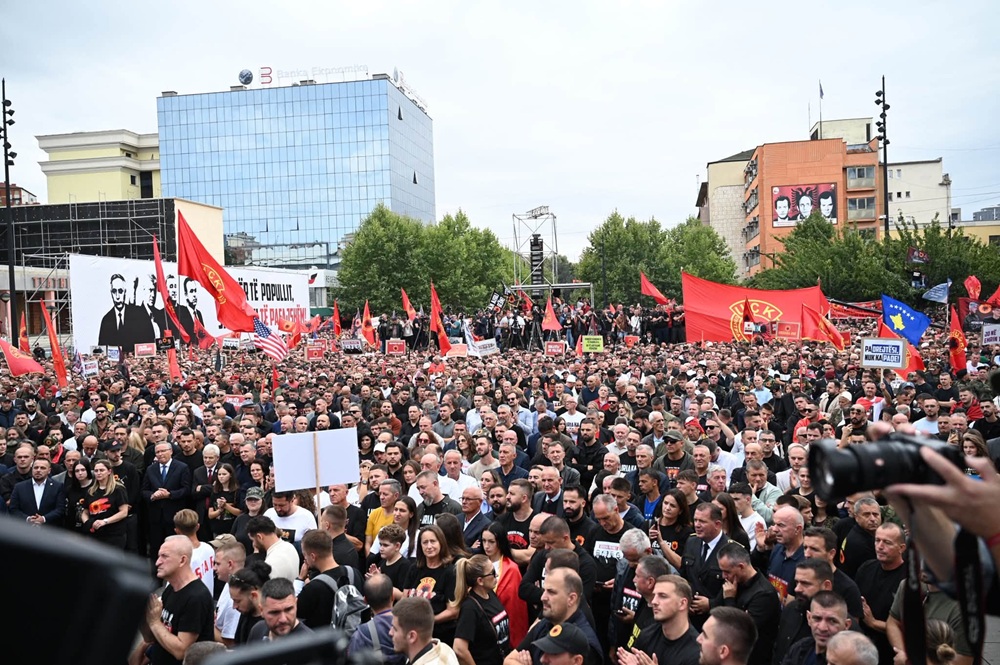 Во очи пресудата во Хаг, одржан марш во Приштина за поддршка на ексводачите на ОВК – на собирот беше и Али Ахмети
