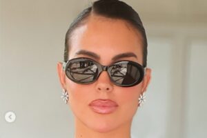 (ФОТО) Атрактивно издание – Џорџина Родригез го привлекла внимание во Венеција: Ја покажала својата витка фигура во тесна темно сина комбинација