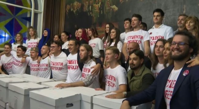 ВУЧИЌ ЌЕ ПОДНЕСЕ ОСТАВКА НА 27 СЕПТЕМВРИ ЗА ДА СЕ СООЧИ СО СТУДЕНТИТЕ НА ИЗБОРИТЕ ВО СРБИЈА