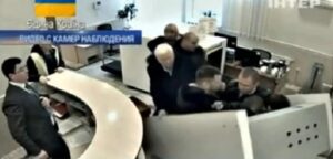 (ВИДЕО) Дали украинскиот државен обвинител побегна од земјата сред ноќ со службено возило?
