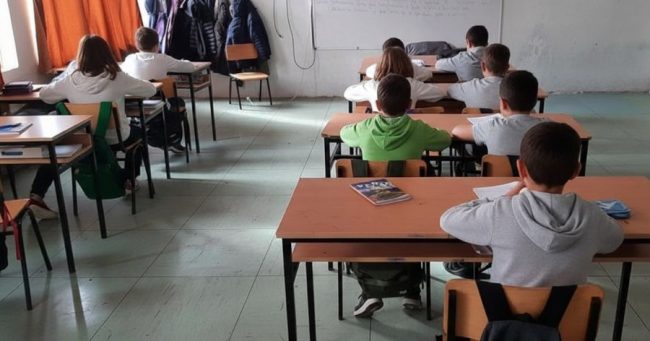 МАЈКА ОД СКОПЈЕ СЕДИ НА ЧАСОВИ СО ДВЕ БЛИЗНАЧКИ СО АУТИЗАМ БИДЕЈЌИ ДРЖАВАТА НЕ ИМ ОБЕЗБЕДИЛА АСИСТЕНТИ