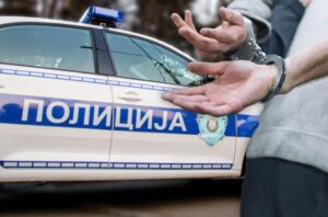 Ја претепа сопругата пред децата, па го пушти плинот и тргна да ја запали