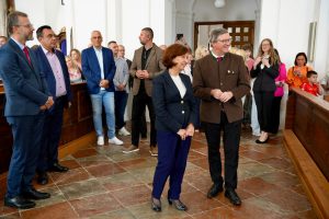 Сиљановска-Давкова со македонските православни верници од новоформираната црковна општина во Халејн
