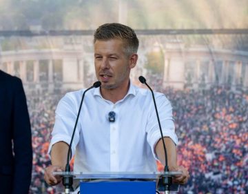 (ВИДЕО) ИНЦИДЕНТ НА СОБИР ВО УНГАРИЈА: Напаѓач се обиде да го погоди Петер Маѓар со јајце