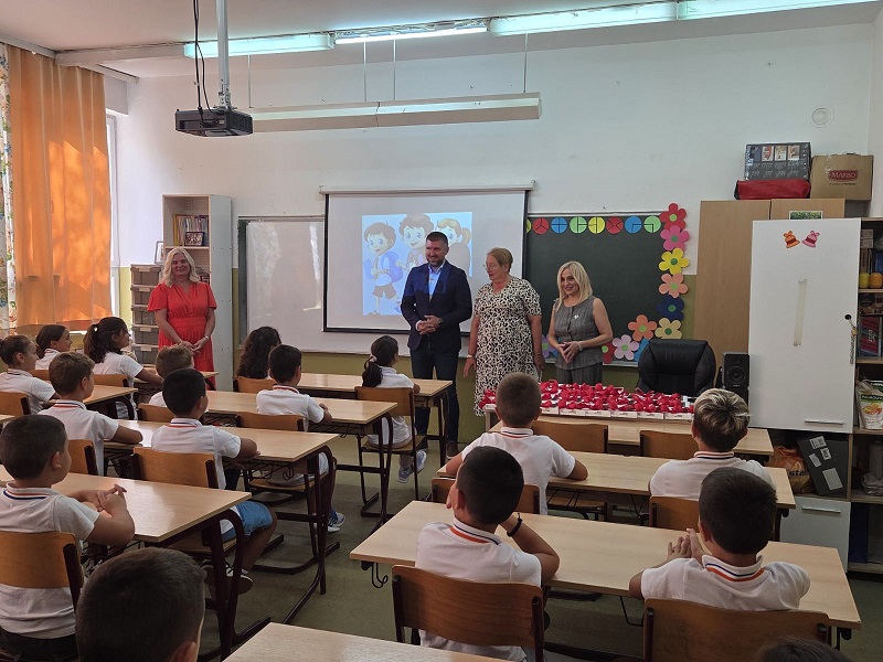 Доделени 850 таблети на четвртоодделенците во Аеродром