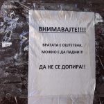 „Табла„ за опасност на вратите од битолскиот Безистен !?