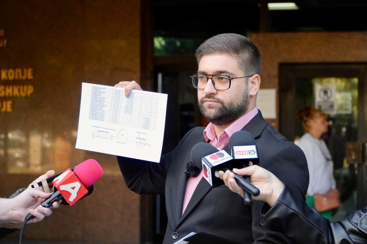 Манасиевски од ВМРО-ДПМНЕ се пожали дека Николоски од СДСМ не дошол на судење, тој му одговори експресно