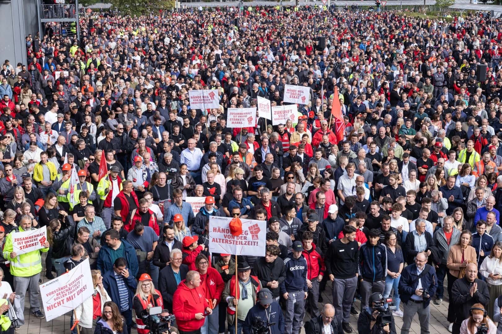 СТРАВОТ ЗА ИДНИНАТА на работните места извади на протест на 180 илјади работници од германската авто-индустрија