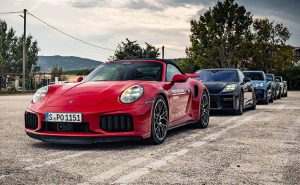Porsche Driving Experience 2026: Зад управувачот на новите 911 Turbo S и Cayenne Turbo Electric!