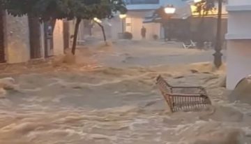 СИЛНО НЕВРЕМЕ ПРЕДИЗВИКА ХАОС НА СКИЈАТОС: Поројни води ги поплавија крајбрежните објекти